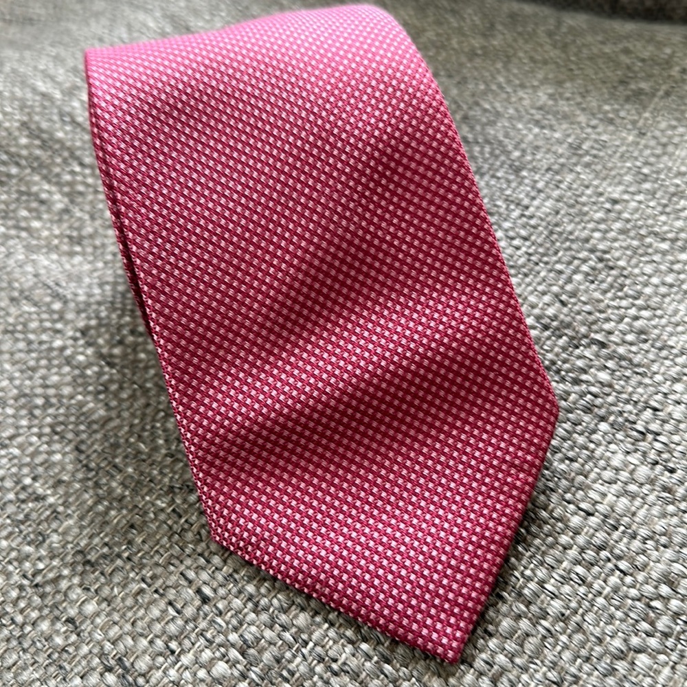 Michael Kors Men's Red Textured Diamond Micro Pattern 100% Silk Necktie Tie